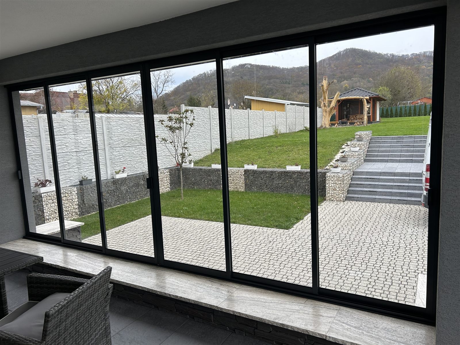 Zasklenie terasy pri rodinnom dome - foto 3
