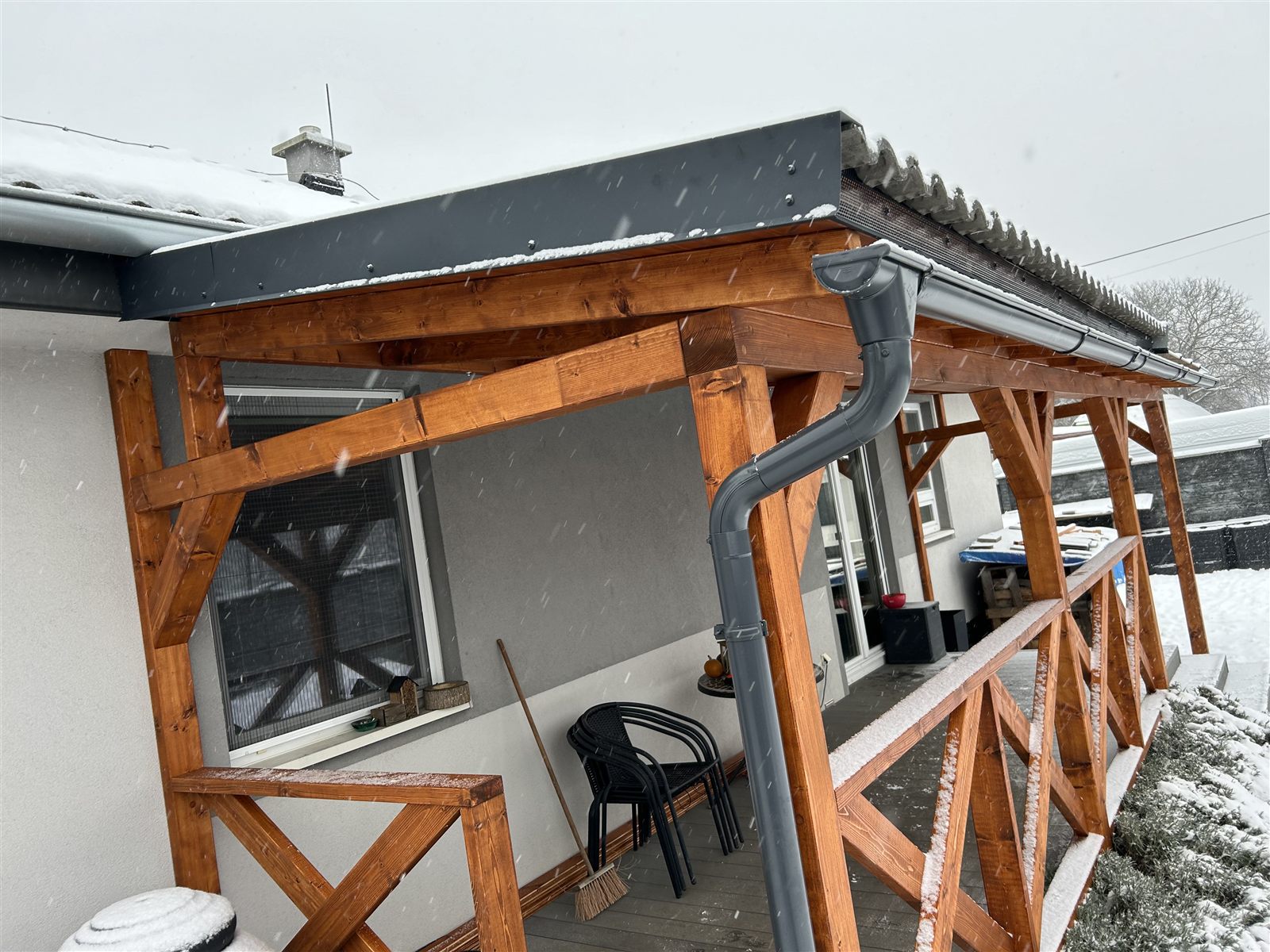 Drevené prekrytie s bočným zábradlím - foto 4